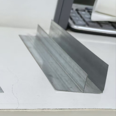 Guter Preis Einfache Installation Heteromorphe Stahl-Stud-Spur-Kiehl für Metallbaumaterialien Online