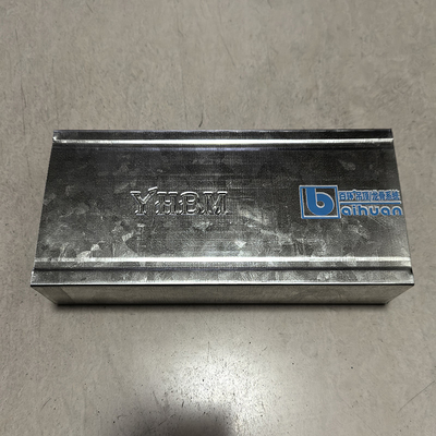 Harga yang bagus U Bentuk Ringan Partisi Metal Frame Sistem 6Meter Panjang baja stud dan jalur on line