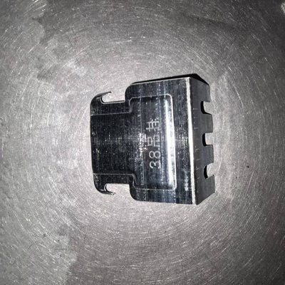 Qualität Geometrisches Metall und Zubehör in polierter Oberfläche für eine moderne Note usine